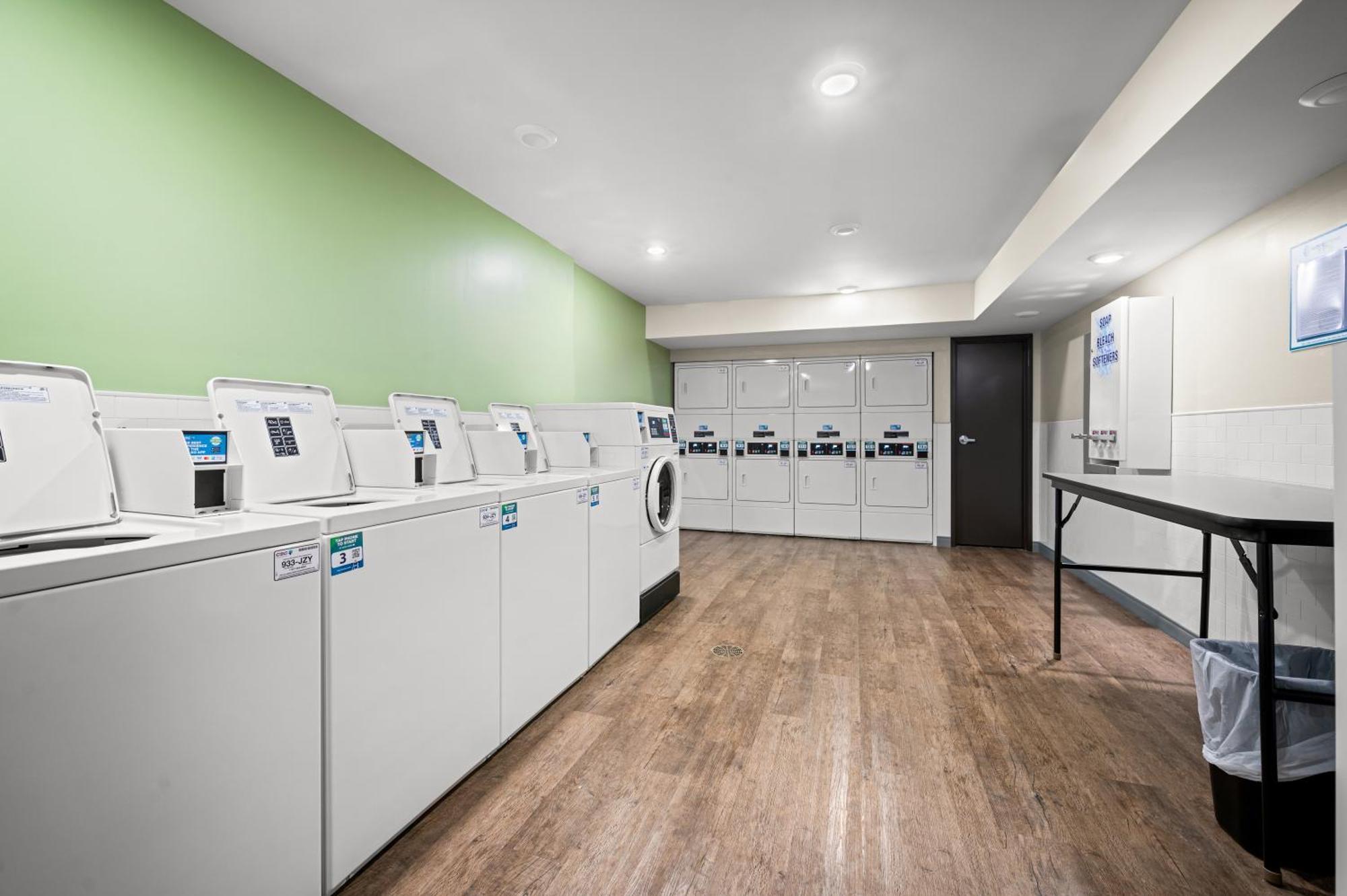 Woodspring Suites Dearborn Detroit Eksteriør bilde